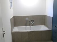 Badewanne in Badezimmer im UG